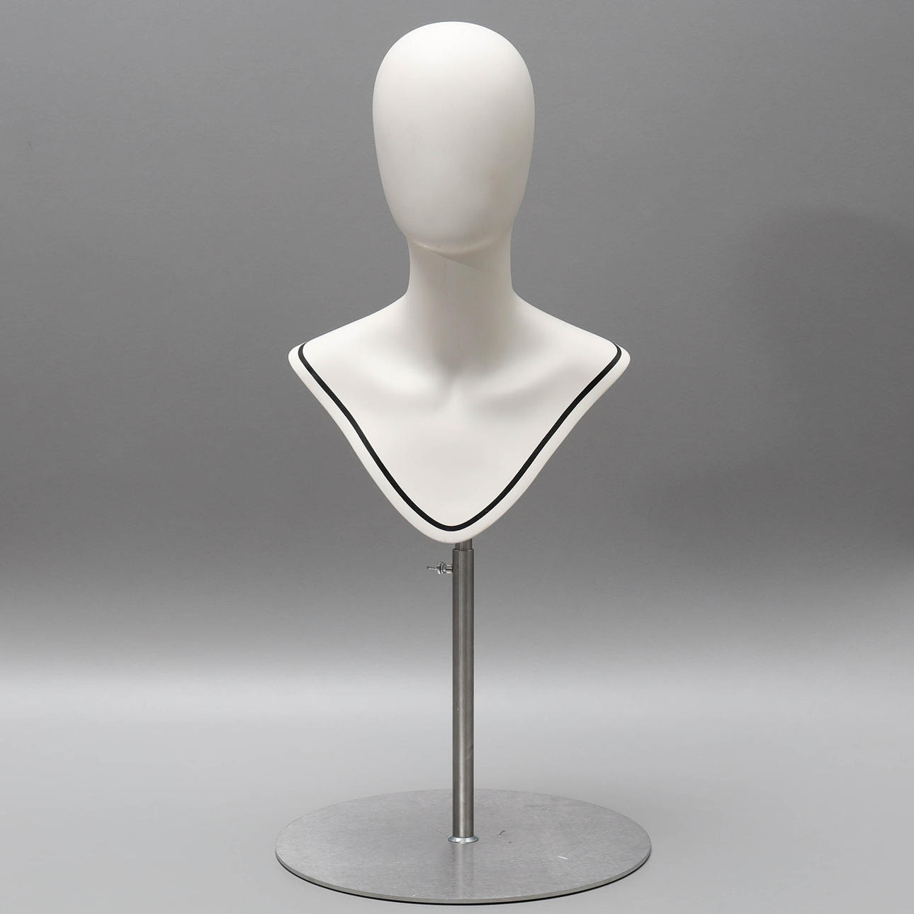 BUST, mannequin, plast og metal.