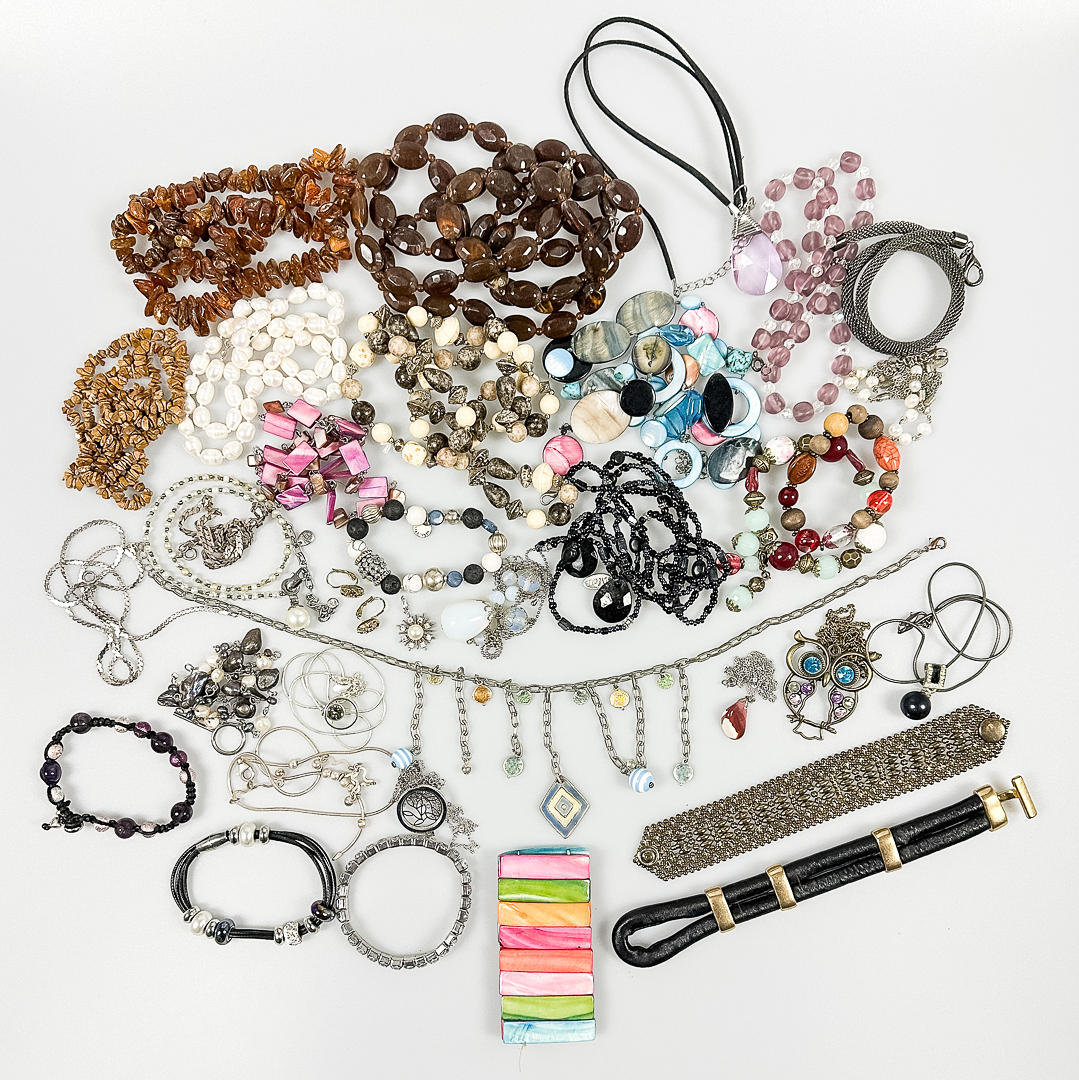 BIJOUTERIER, one lot, partly silver.