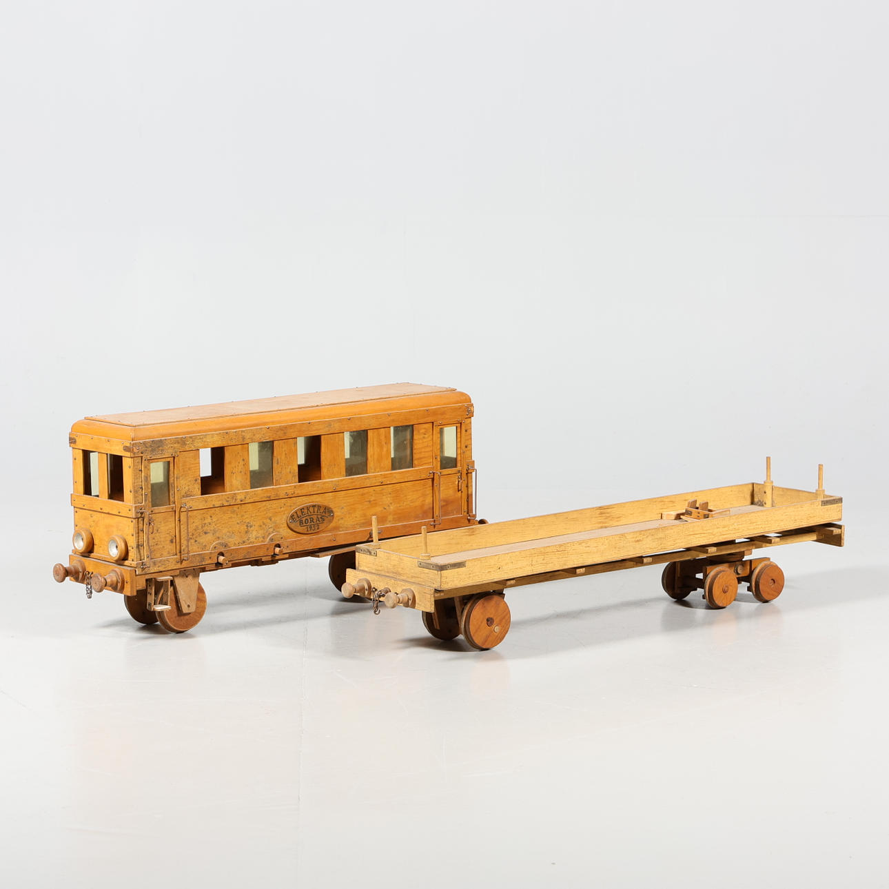 MODELLEISENBAHN, 2 Stück, Holz, „Elektra Borås“.