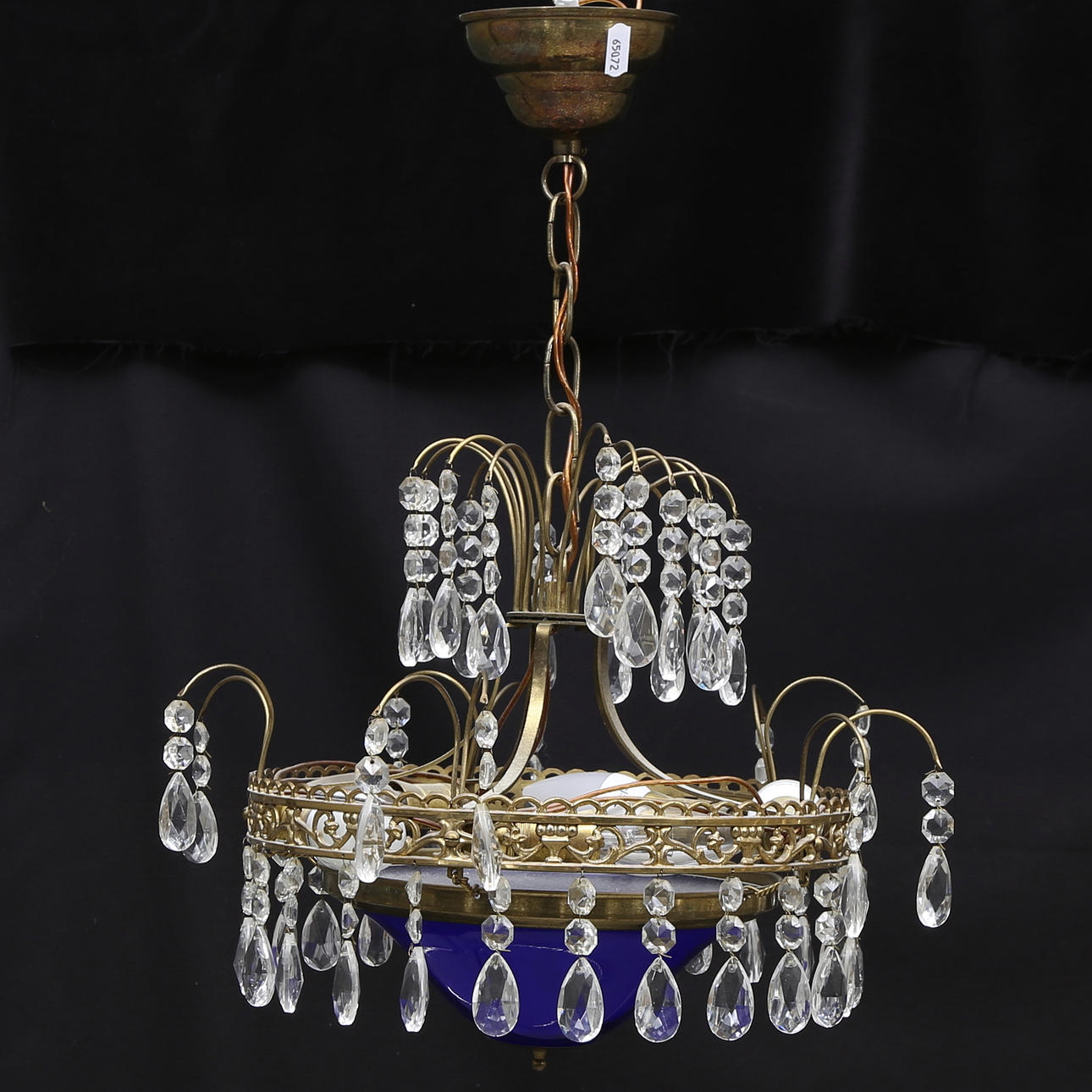 TAKLAMPA, empirestil, 1900-tal, höjd exklusive kedja ca. 30 cm.