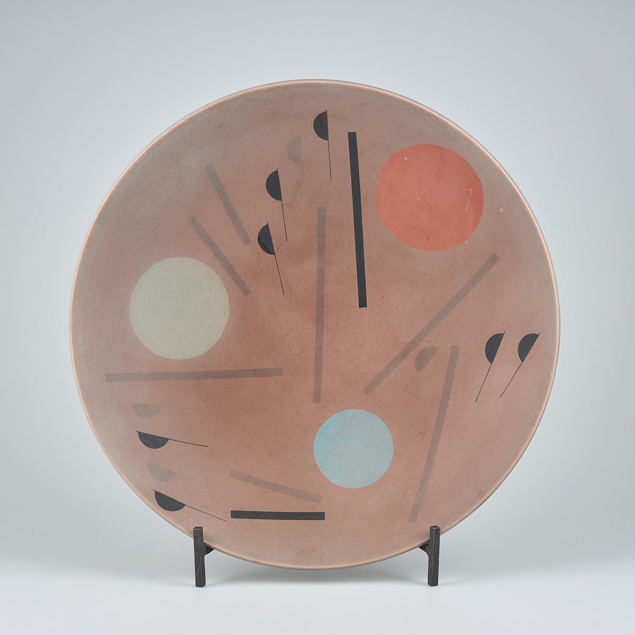 ERNA AALTONEN. DEKORATIVER TELLER, im Nachlass monogrammiert und mit Stempeln signiert, gestempelt Atros.