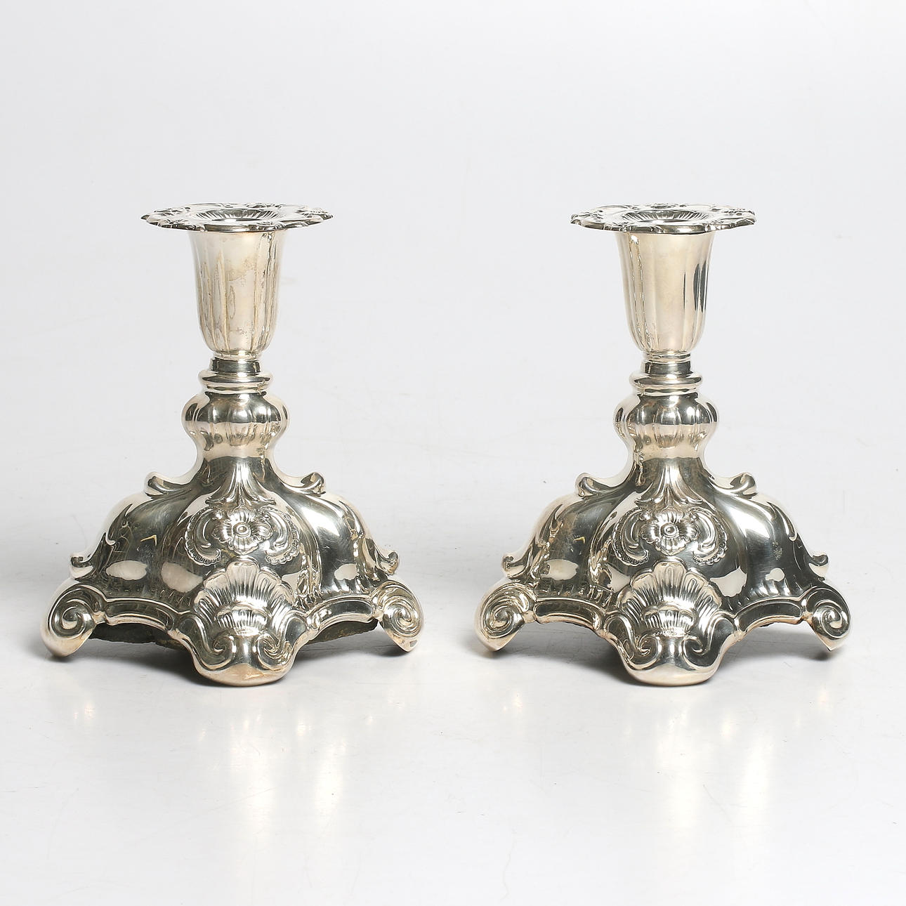 LJUSSTAKAR, ett par, silver, rokokostil, CG Hallberg, 1953.