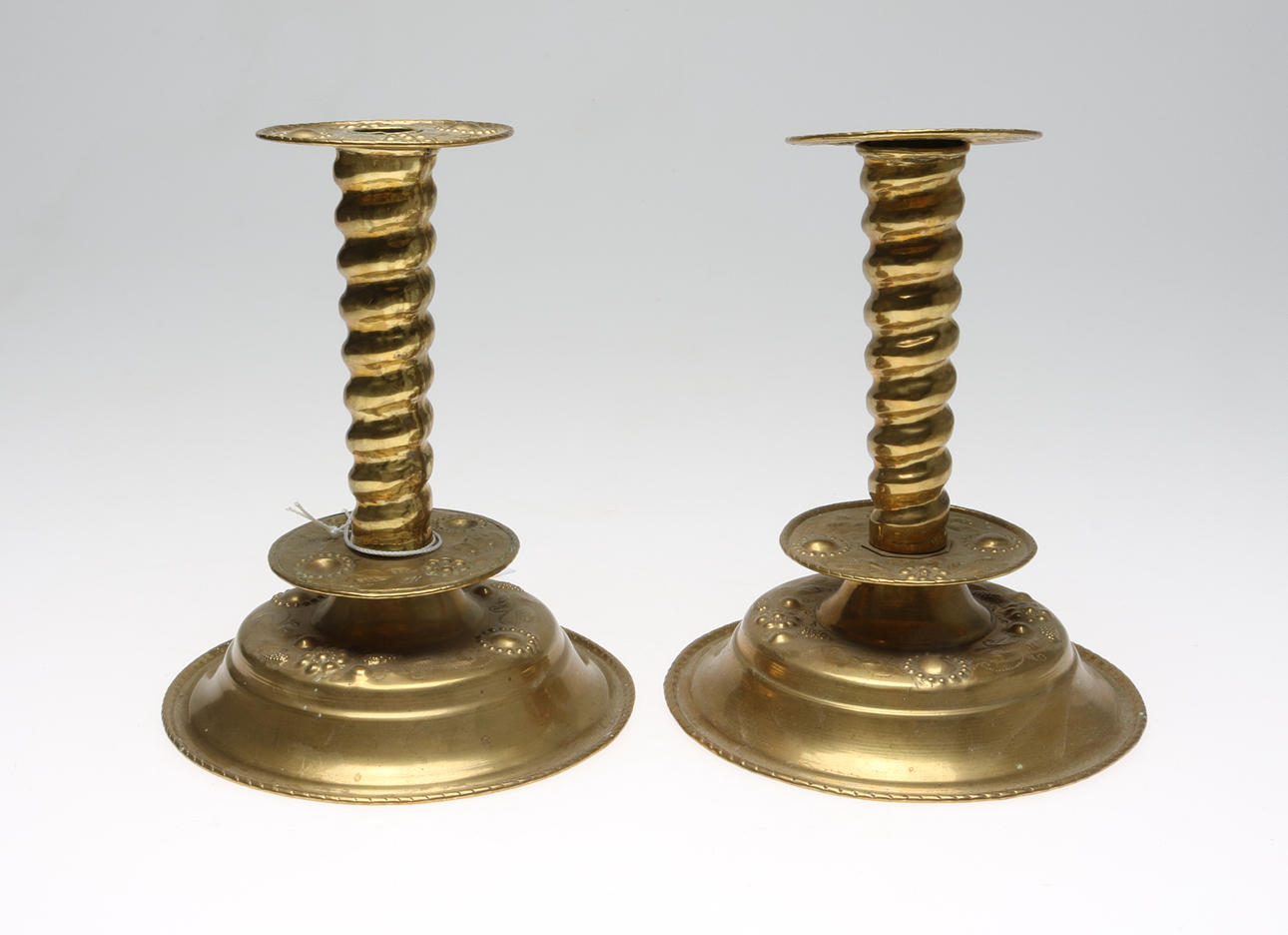 LJUSSTAKAR, 1 par, barockstil, mässingsplåt.