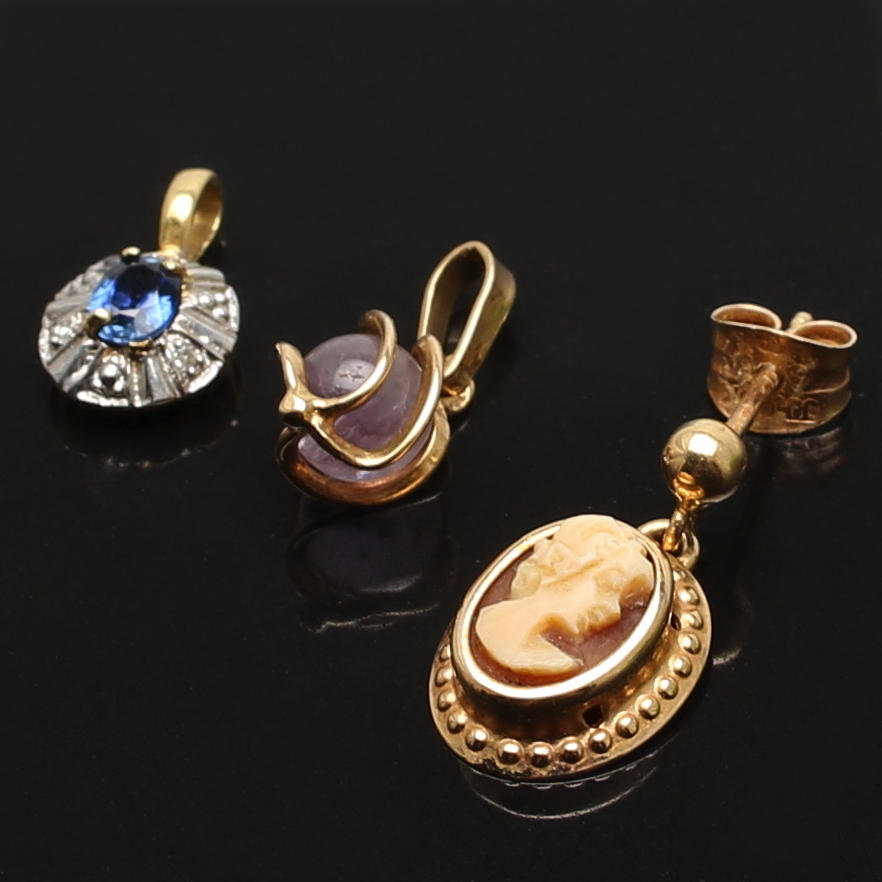 HÄNGEN, 3 st i 18 k gulguld. Vikt 1,85 g.