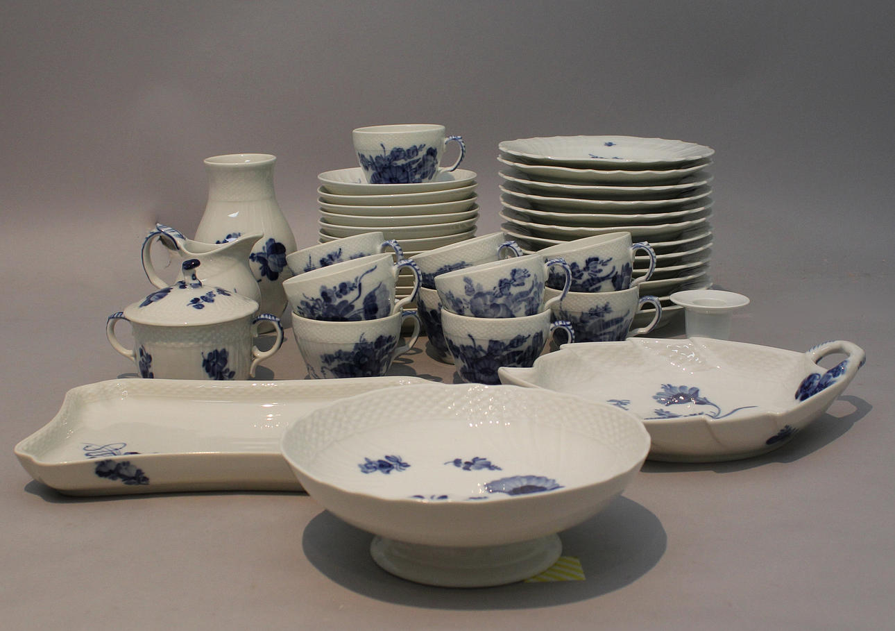 KAFFESERVISDELAR, 54 st. Blå blomst. Royal Copenhagen. Denmark.