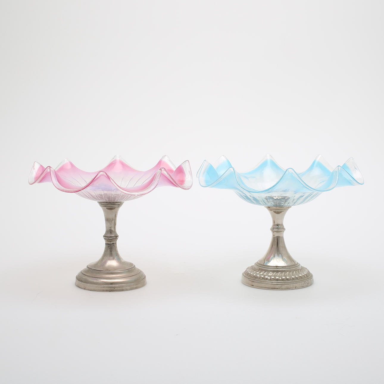 SKÅLAR, 2 st, veckat glas, med nickelfot, 1800/1900-tal.