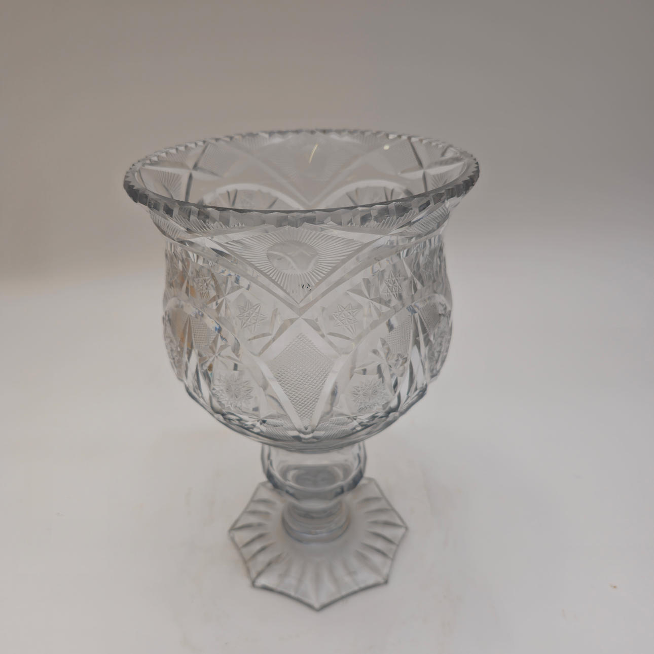 CENTRO COPA DE CRISTAL TALLADO AL ÁCIDO.