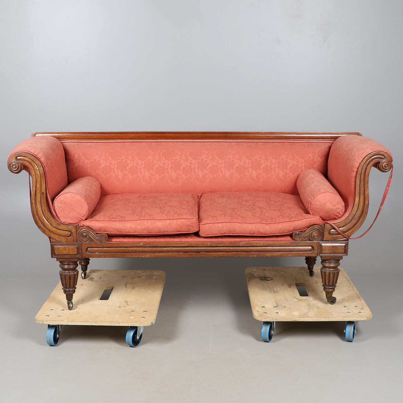 A GILLOWS STYLE WALNUT CHAISE LONGUE.