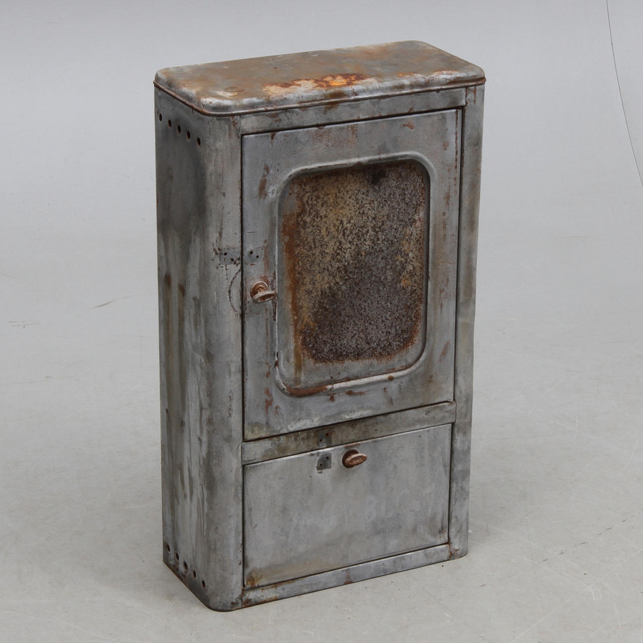 BADRUMSSKÅP, metall, 1900-tal.