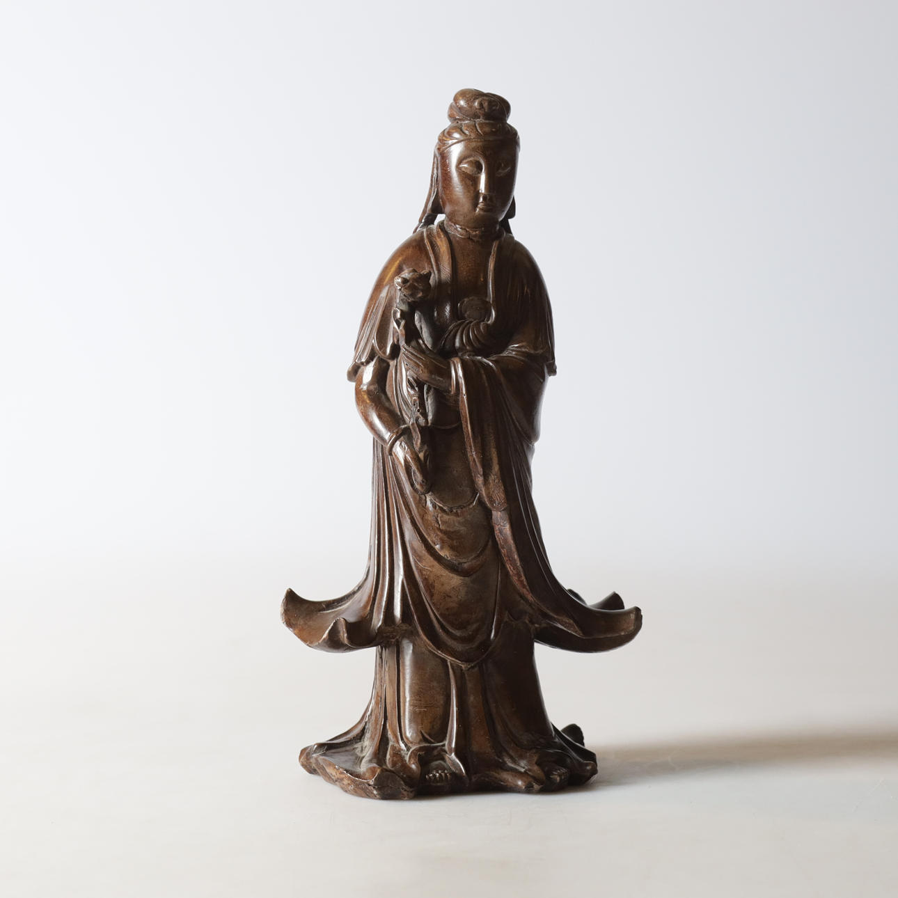 EINE SKULPTUR AUS SPECKSTEIN, China.