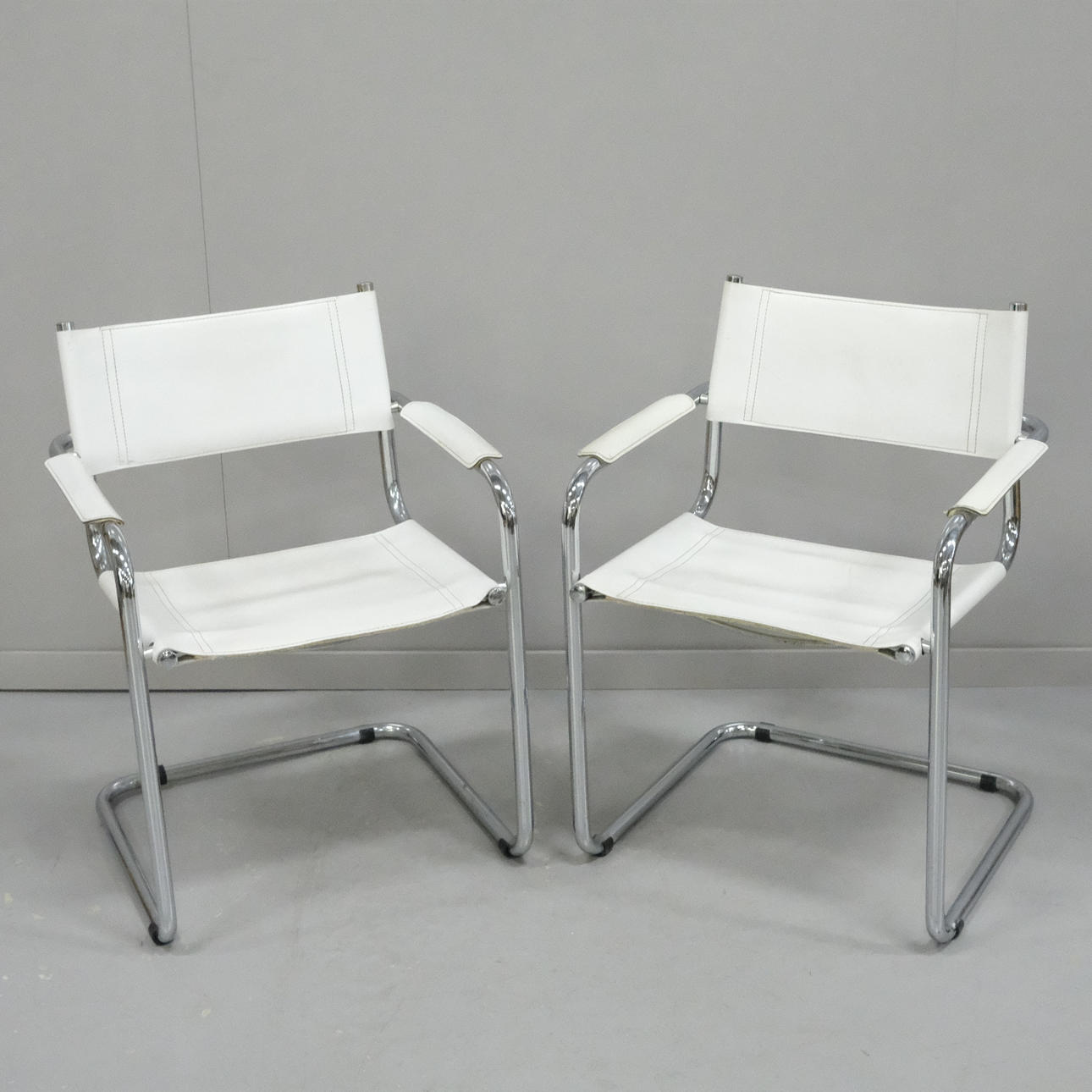 DOS SILLAS, ESTILO BAUHAUS.