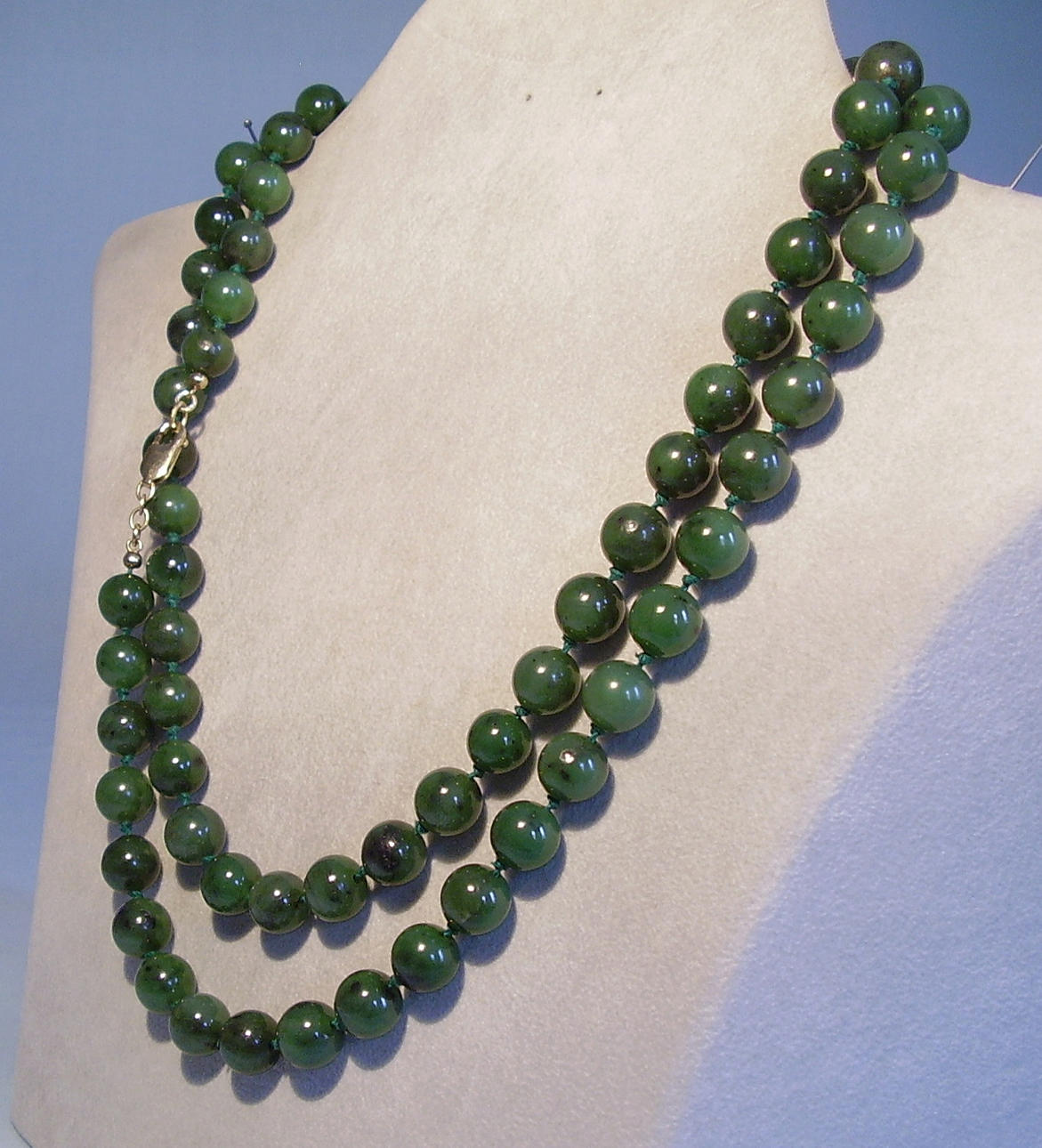 LÅNGT JADE HALSBAND 100 cm lås gult guld 333.