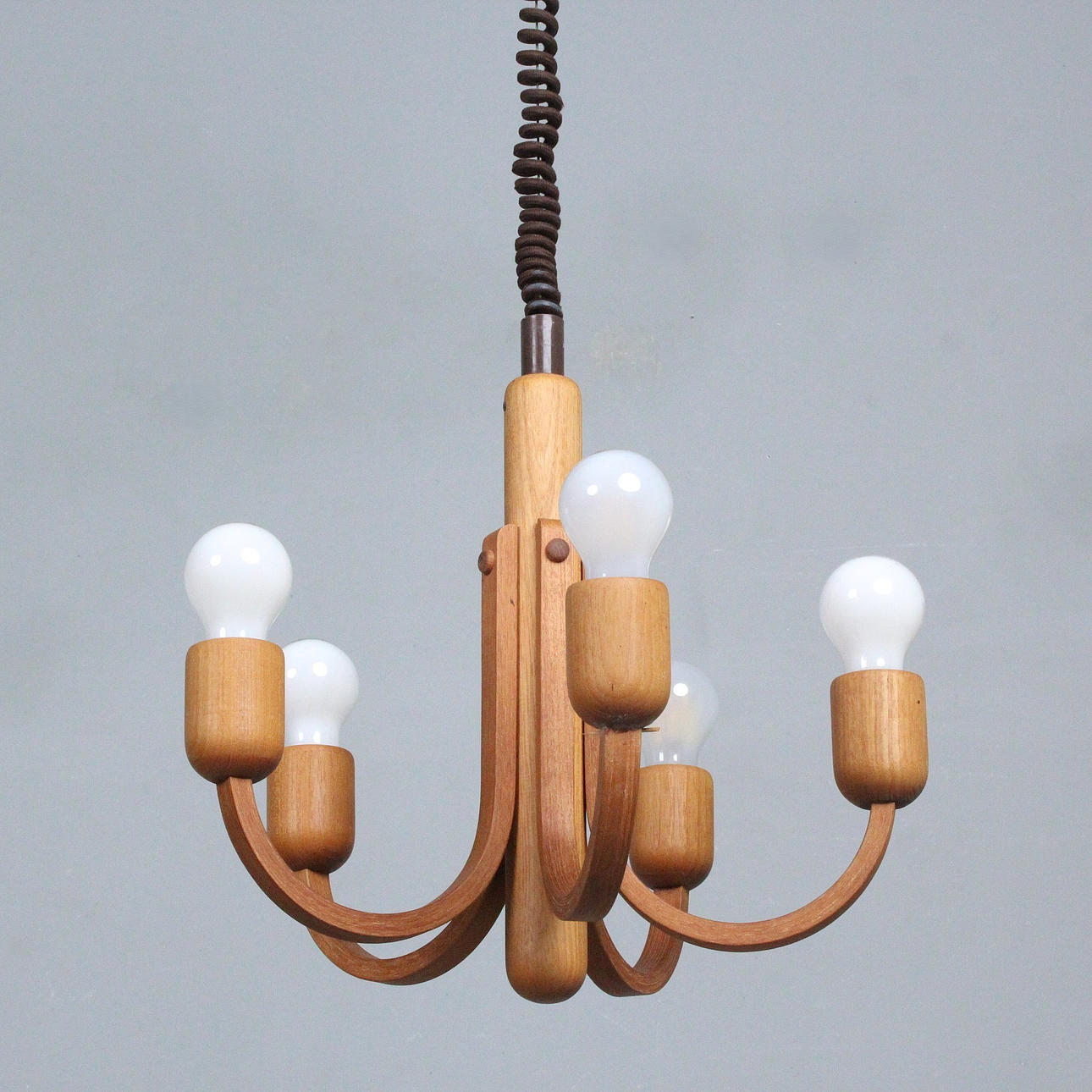 HUS. Hængende lampe/teak pendel, Danmark, 1960'erne.