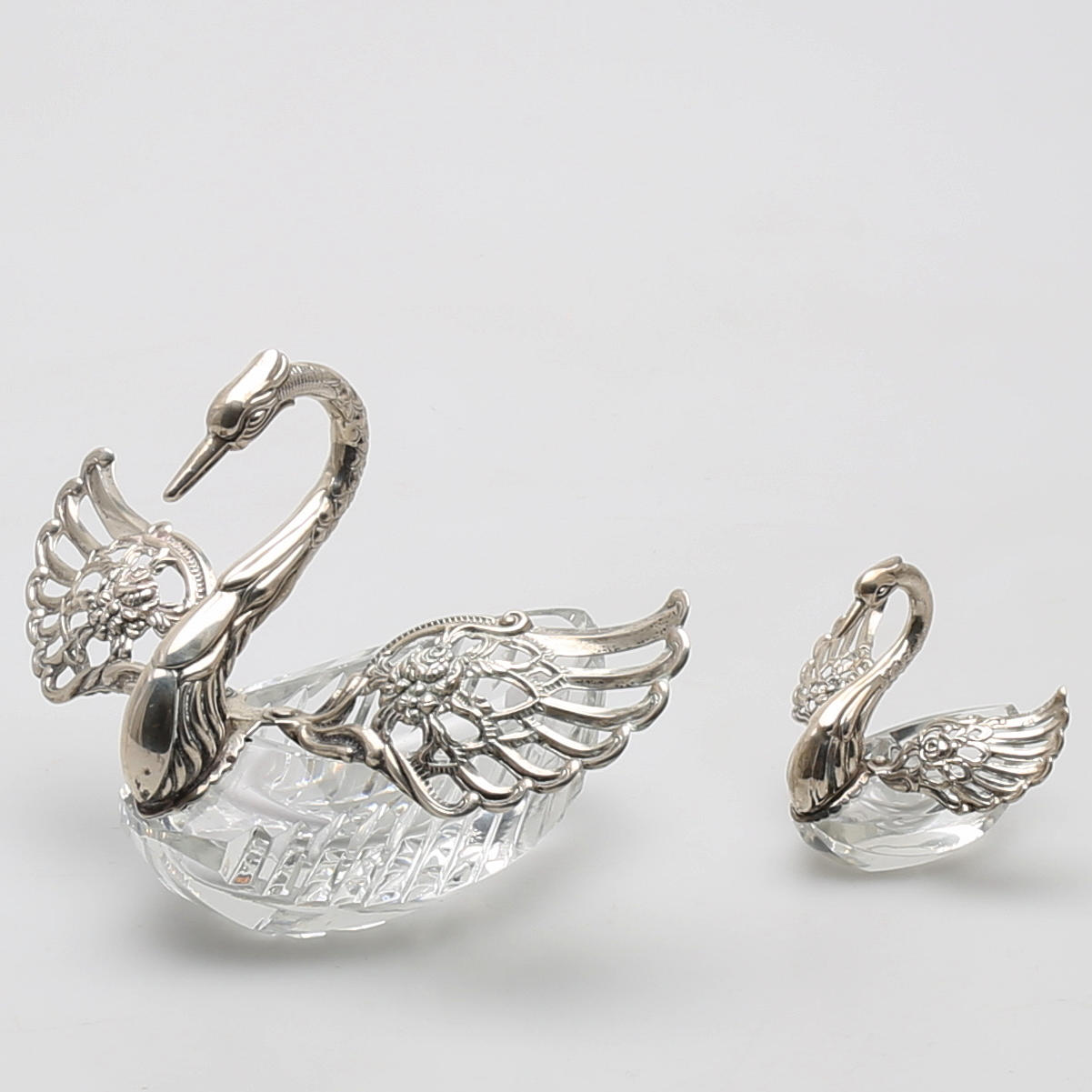 SOCKERSKÅL samt SALTKAR, silver och kristall.