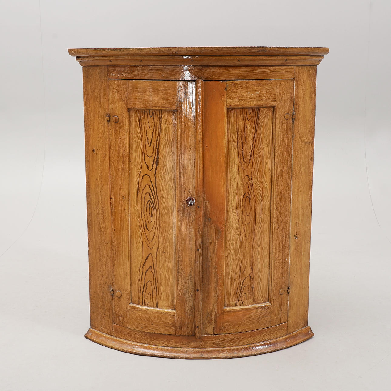 HJØRNESKAB, malet i årer, 19. årh.