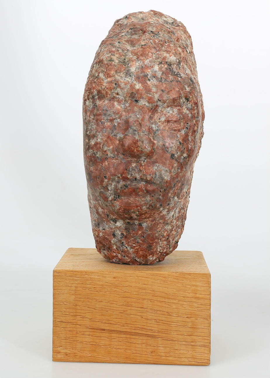 GUNNAR NORDIN. Skulptur, Oppmannagranit, "Som i en dröm", etikettmärkt på träsockel.