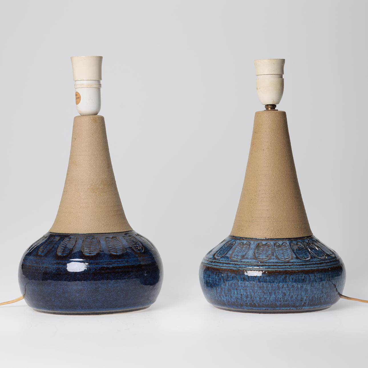 EINAR JOHANSEN. Un par de lámparas de mesa de gres parcialmente esmaltado, Søholm, 3041, Bornholm, Dinamarca, (2).