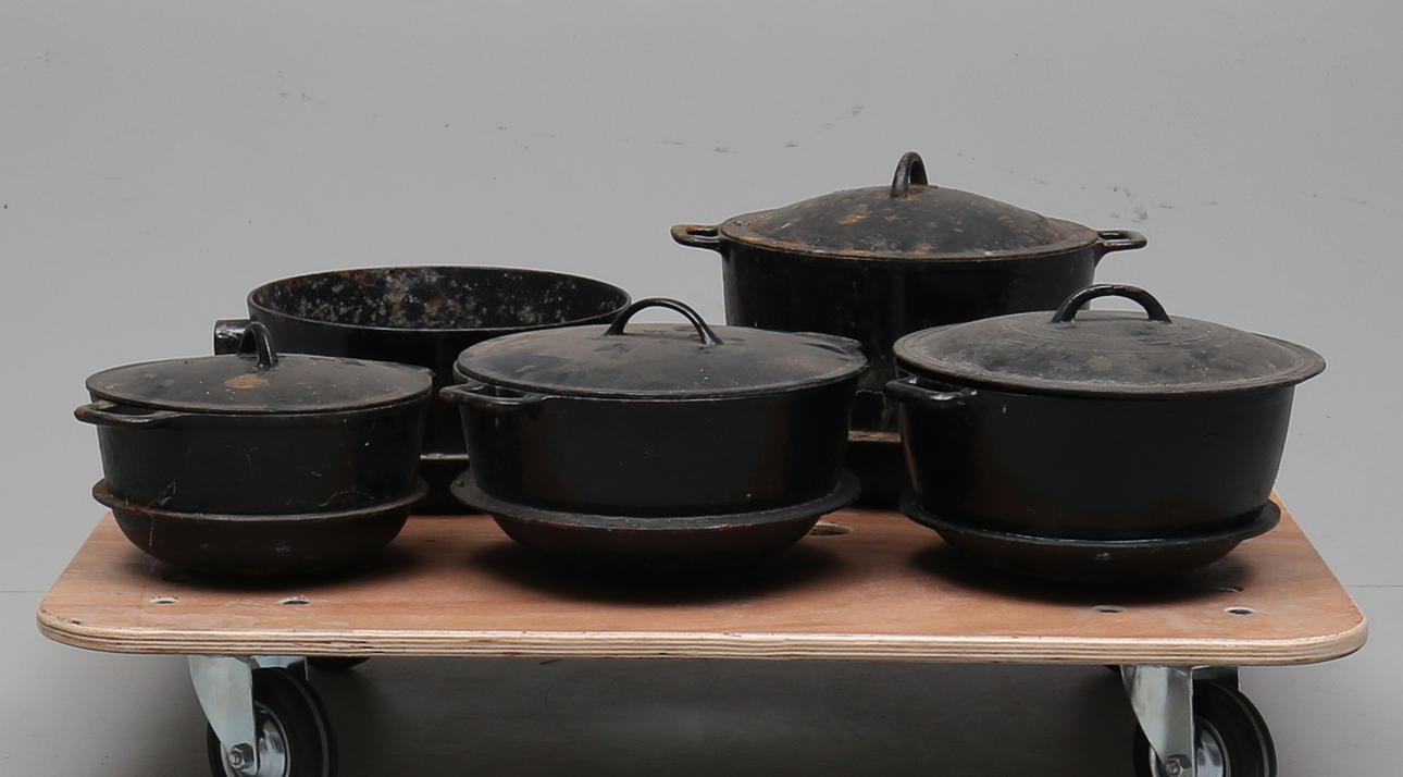 JÄRNGRYTOR, 5 st, bland annat näverqvarn.