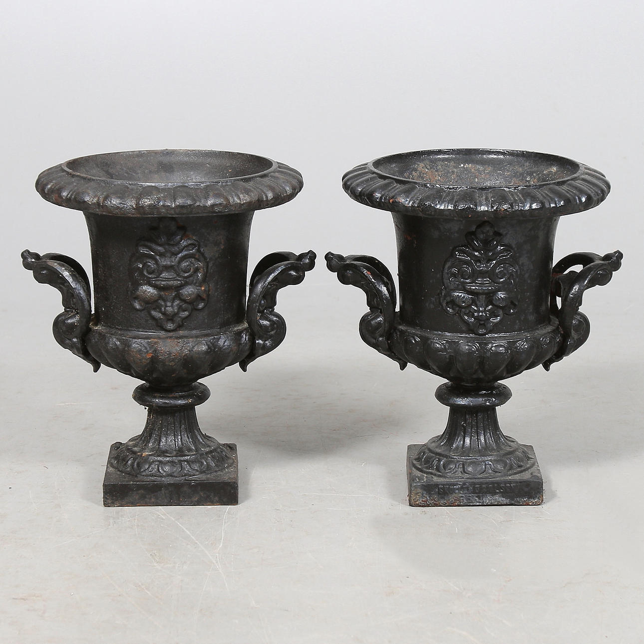 TRÄGDGÅRDSURNOR, ett par, gjutjärn. No:1, Skoglund & Olsson Gefle.