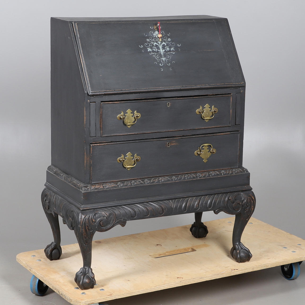 EN MÅLAD HÖSTFRONTBYRÅ.