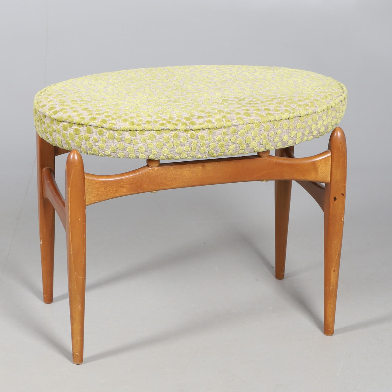 UN TABURETE DE MEDIADOS DE SIGLO.