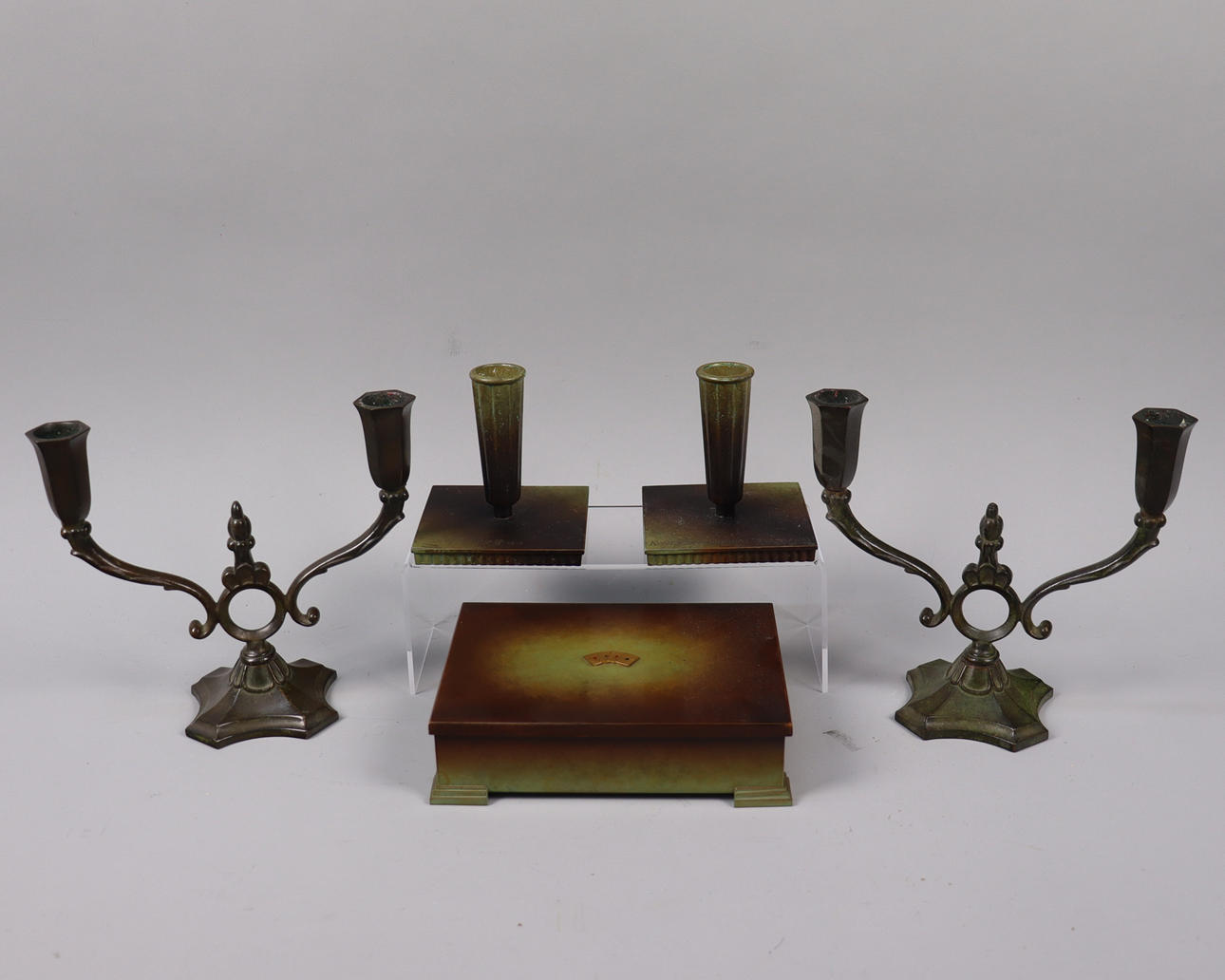 YSTAD BRONZE, Kerzenständer und Schatullen, 5 Stück.