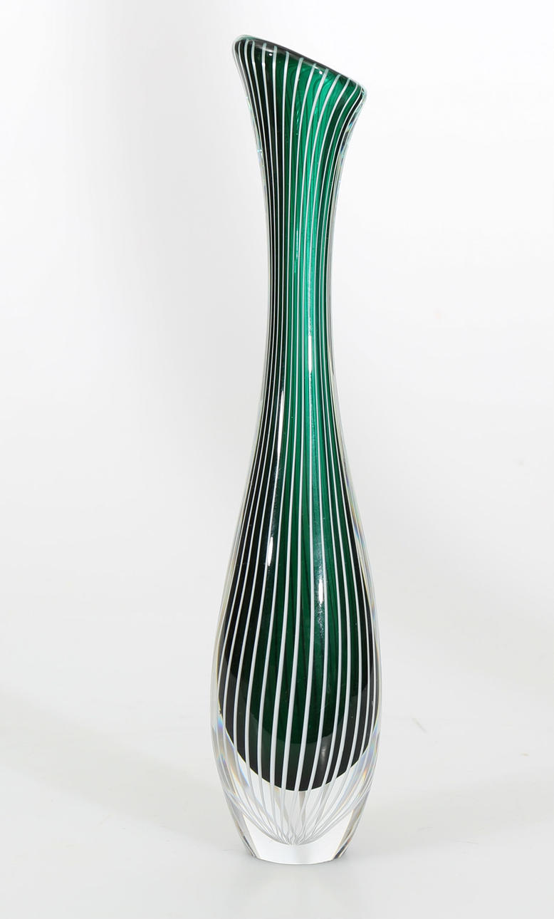 VICKE LINDSTRAND. Vas, kristall, signerad, Kosta.