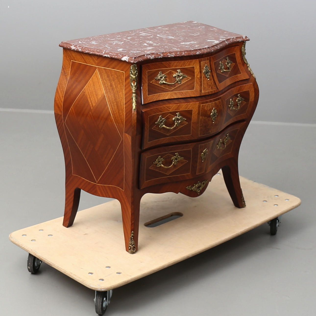 BYRÅ med stenskiva, rokokostil, 1900-tal.