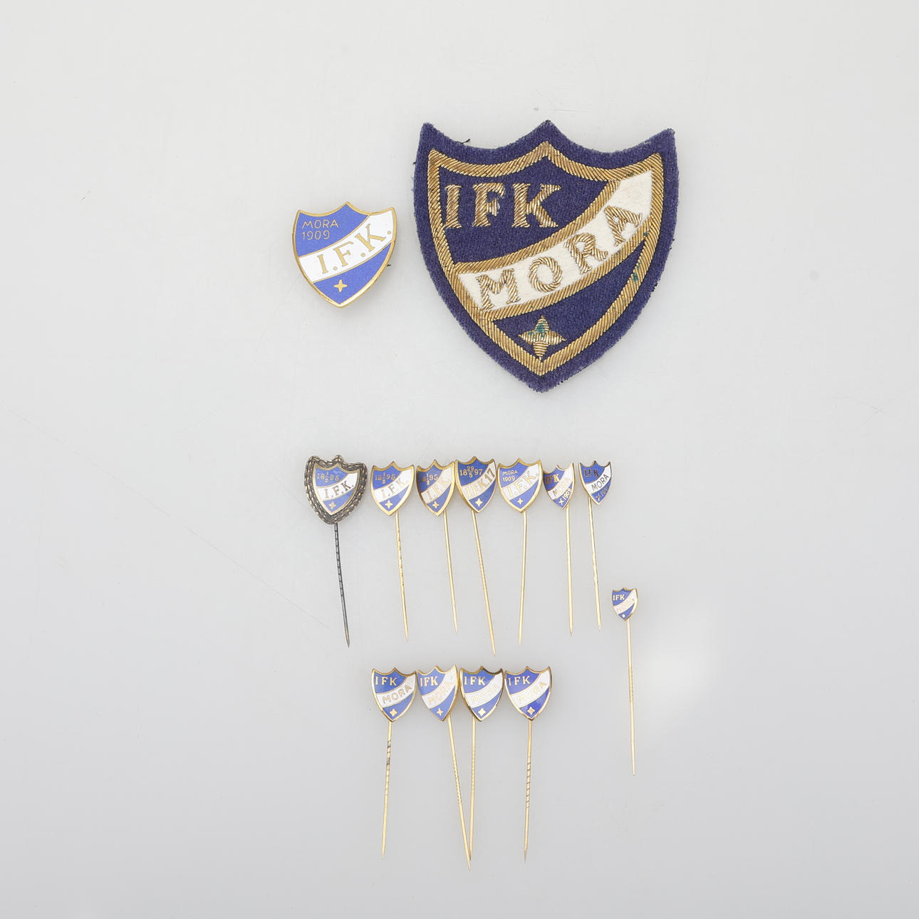 PINS & BADGES, 14 pieces, “IFK Mora”.