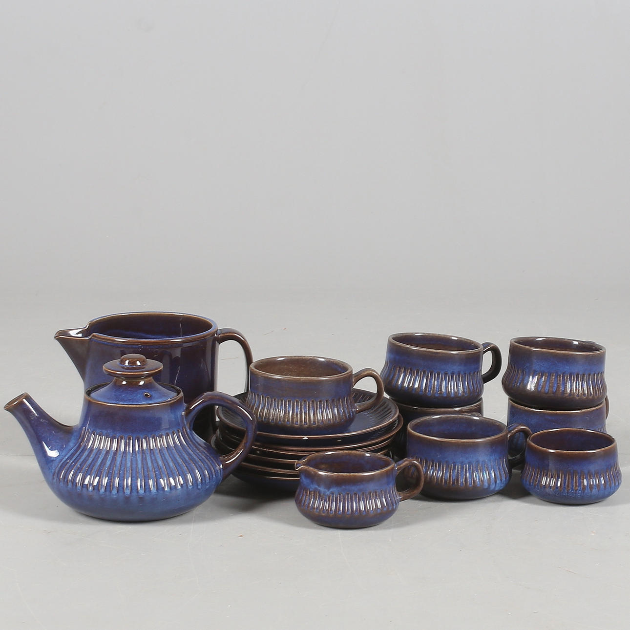 TESERVIS, 16 delar, keramik, "Kosmos", Berit Ternell, Gefle, 1900-talets tredje fjärdedel.