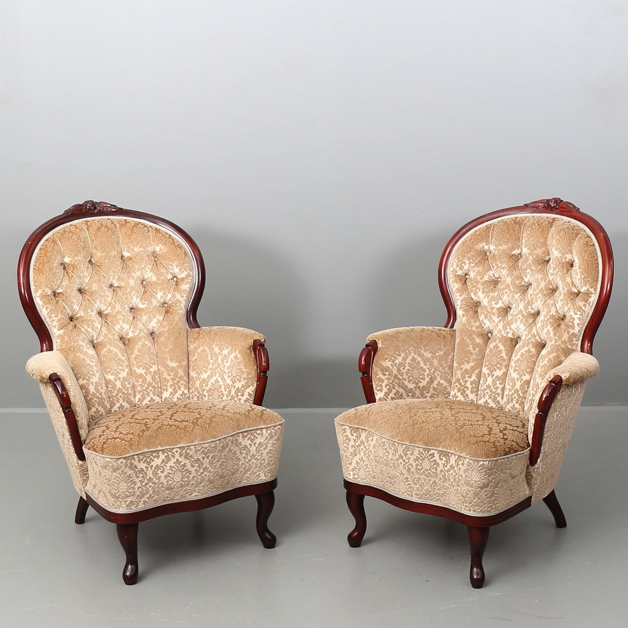 FÅTÖLJER, ett par i rokokostil.