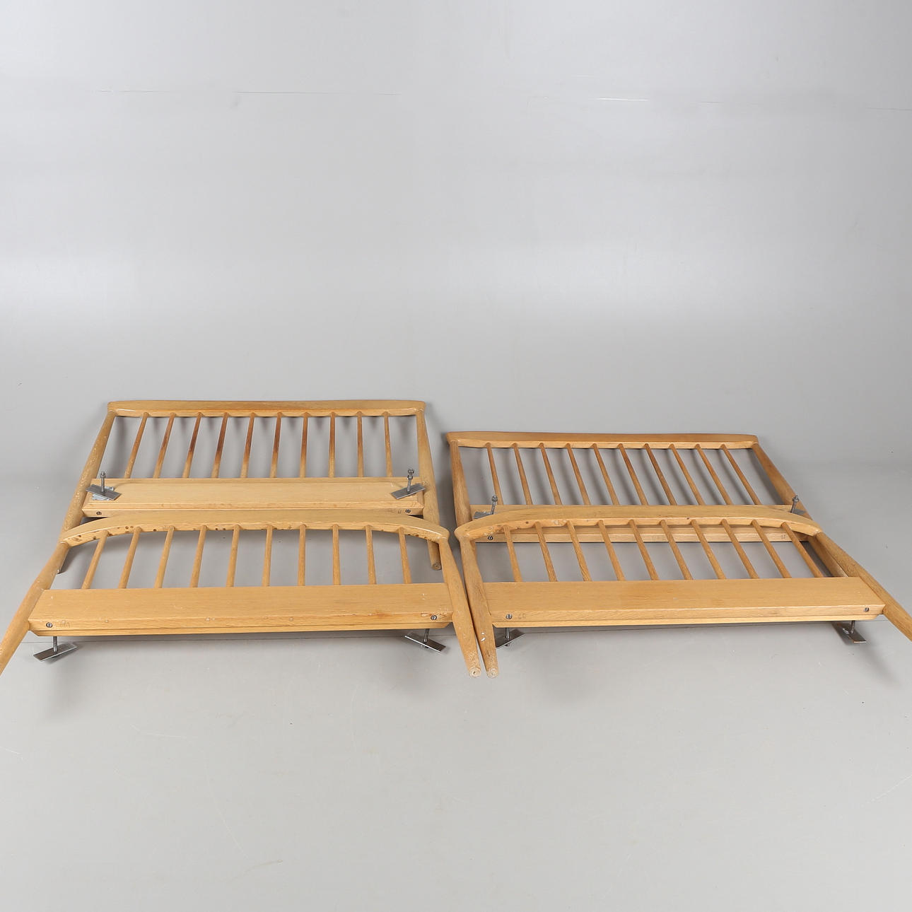 SÄNGGAVLAR, 2 par, trä, 1900-talets andra hälft.