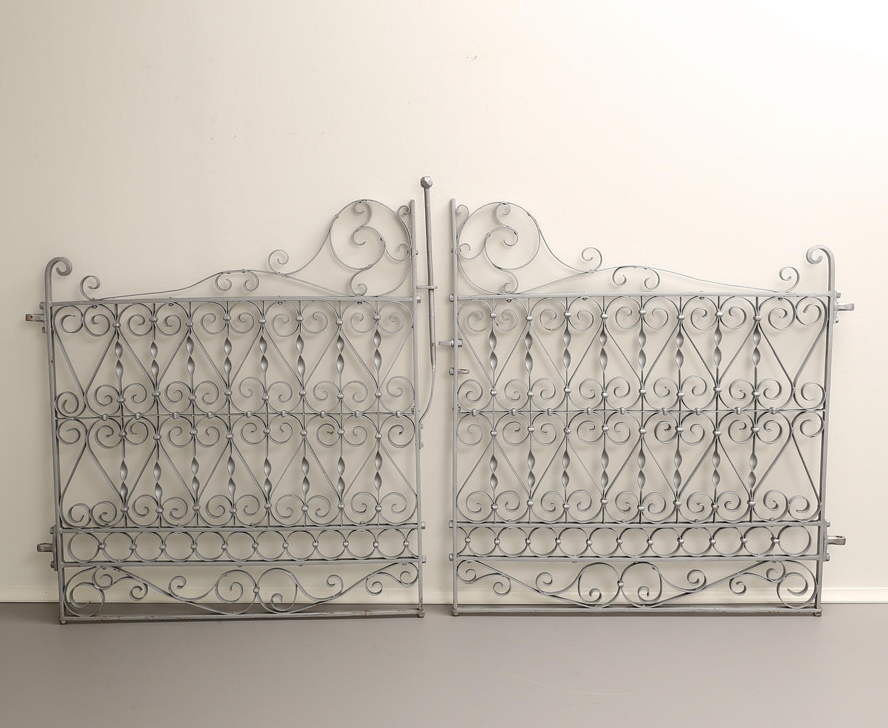 GRINDAR, ett par, smide.