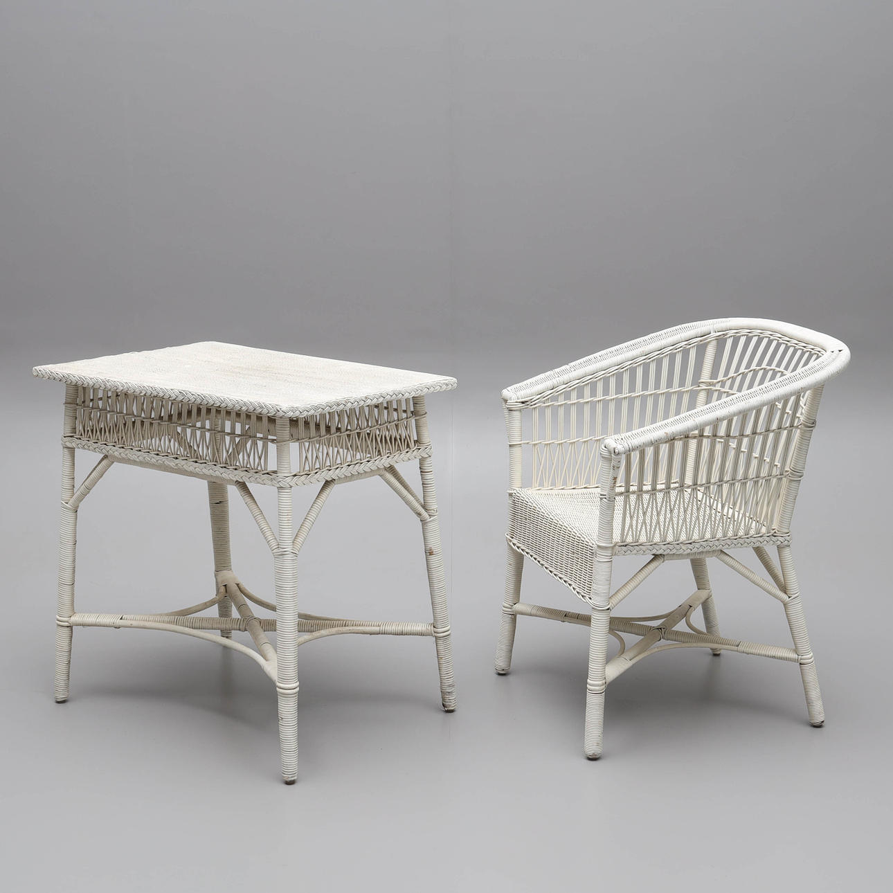 KORGSTOL samt BORD, 2 delar, vitmålade, 1900-tal.