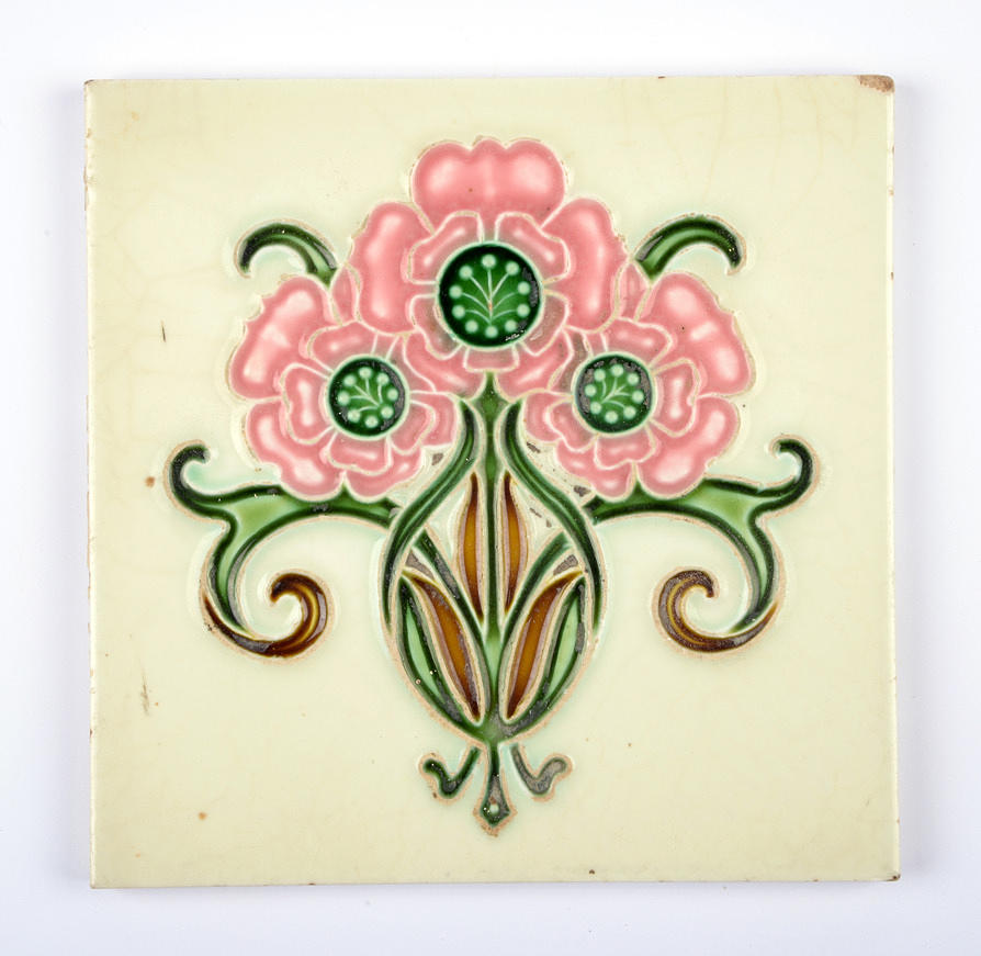JUGENDSTILKAKEL. Art Nouveau kakel med tre ligerade rosa blommor.