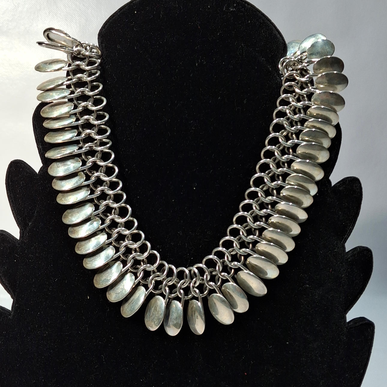 A. Bisbe. Collar de plata tipo egipcio. Móvil.