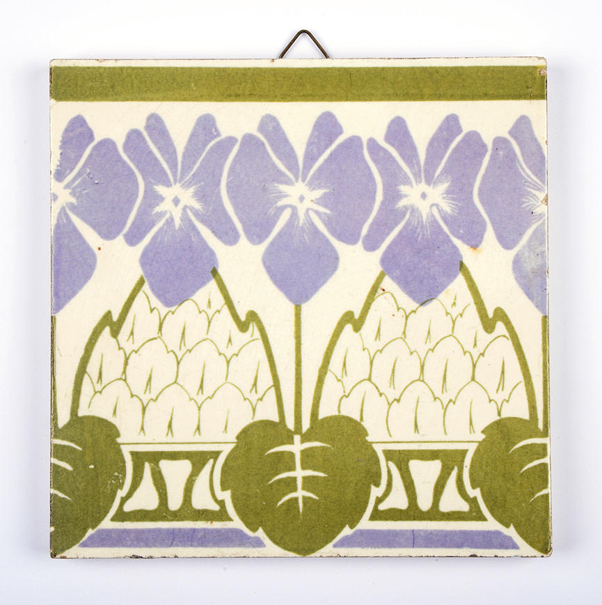 JUGENDSTILFLIESE. Art Nouveau kakel med stiliserad dekoration.