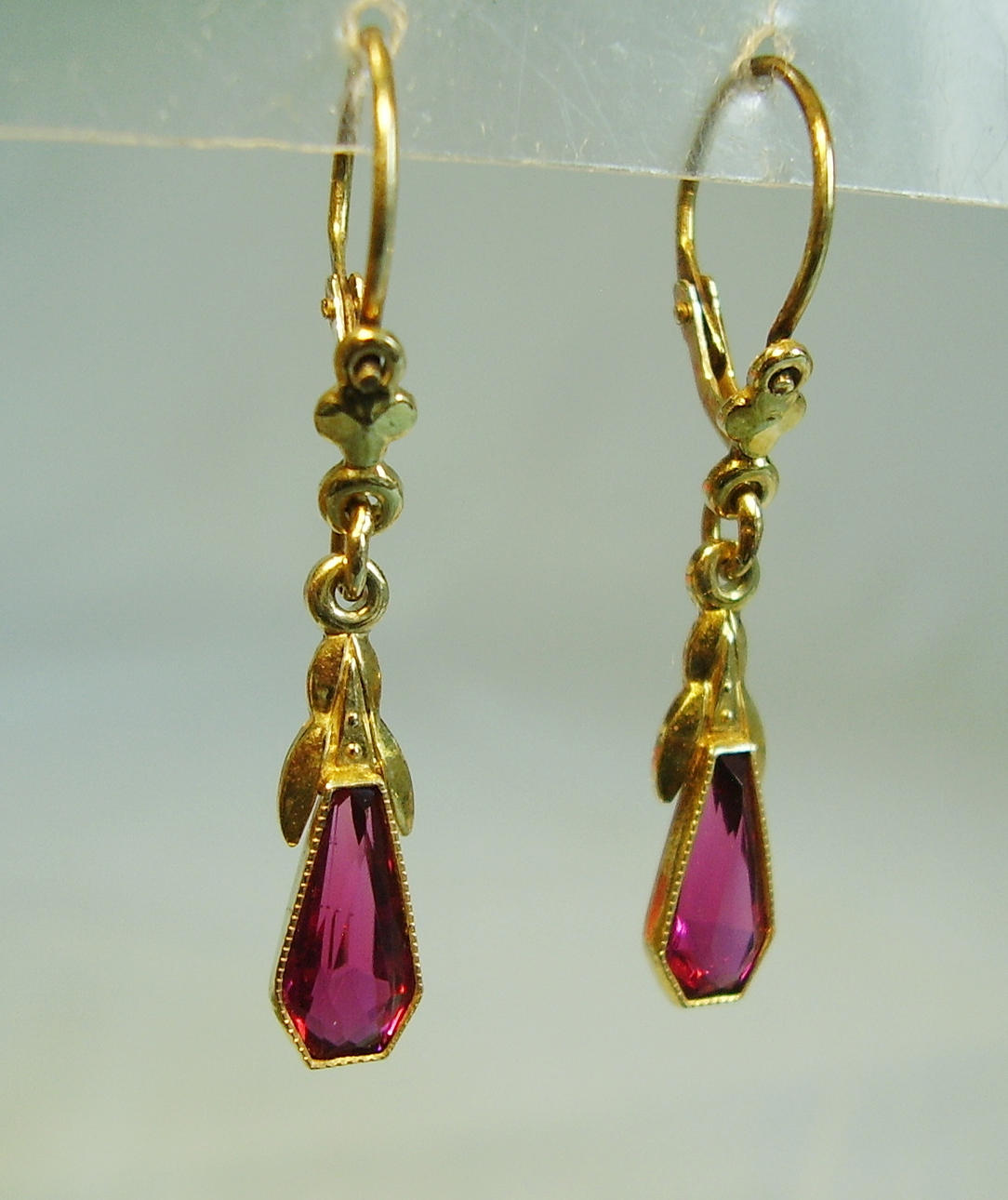 ÖRHÄNGEN MED RUBY SPINELLER ART DECO.