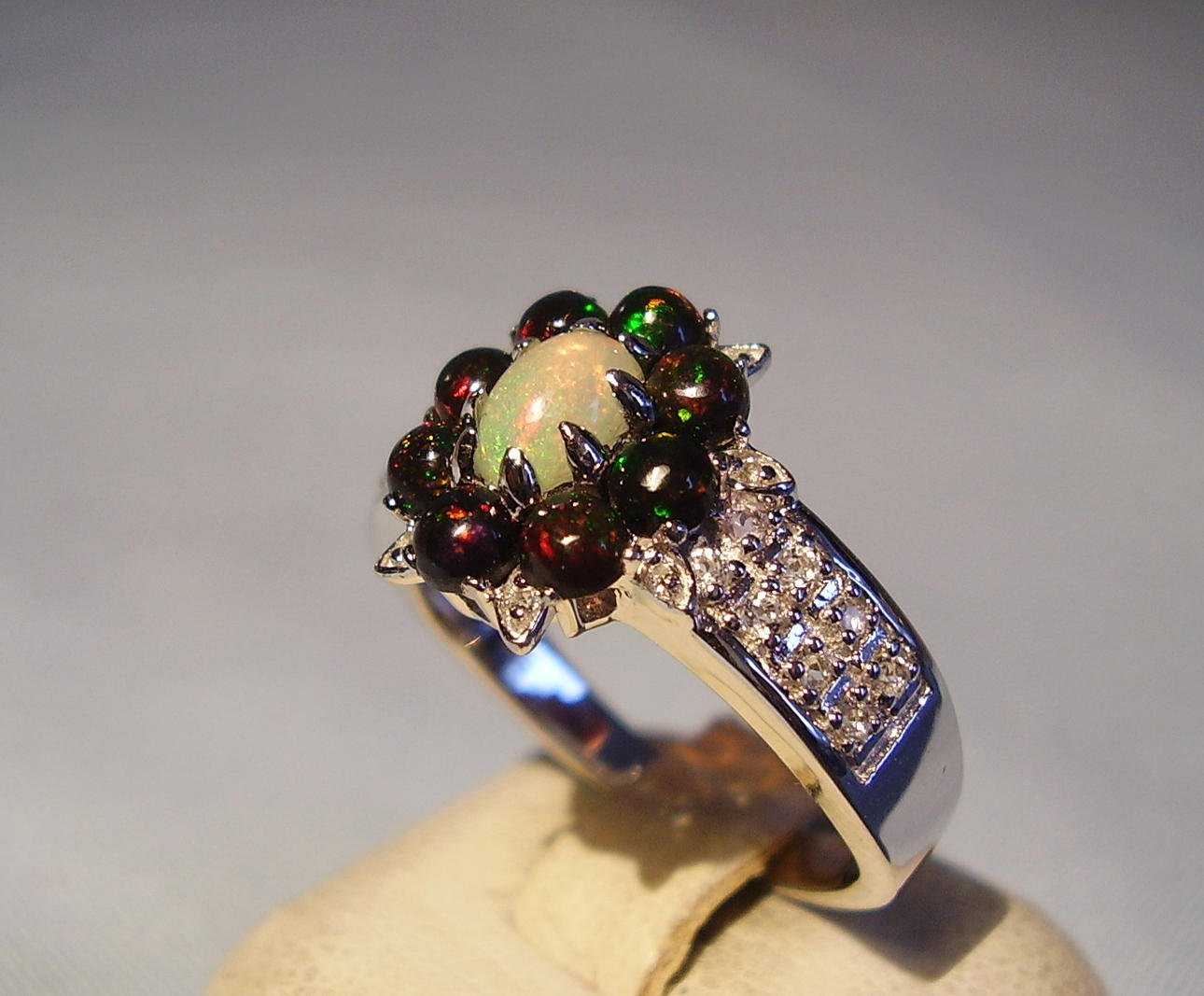 OPAL RING MED NATURLIGA TOPASER SILVER 925.