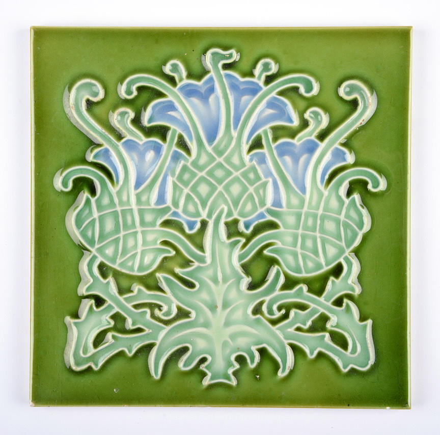 JUGENDSTILKAKEL. Art Nouveau kakel. Stiliserade blommor i trattform.