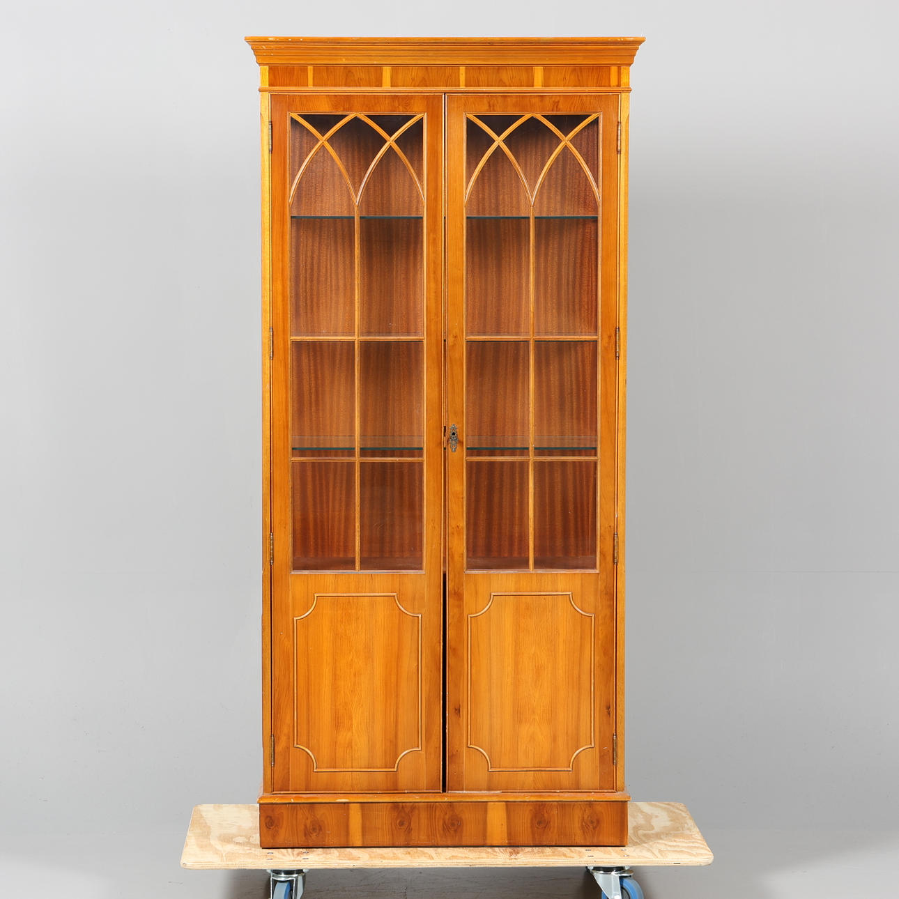 VITRINSKÅP, 1900-tal.