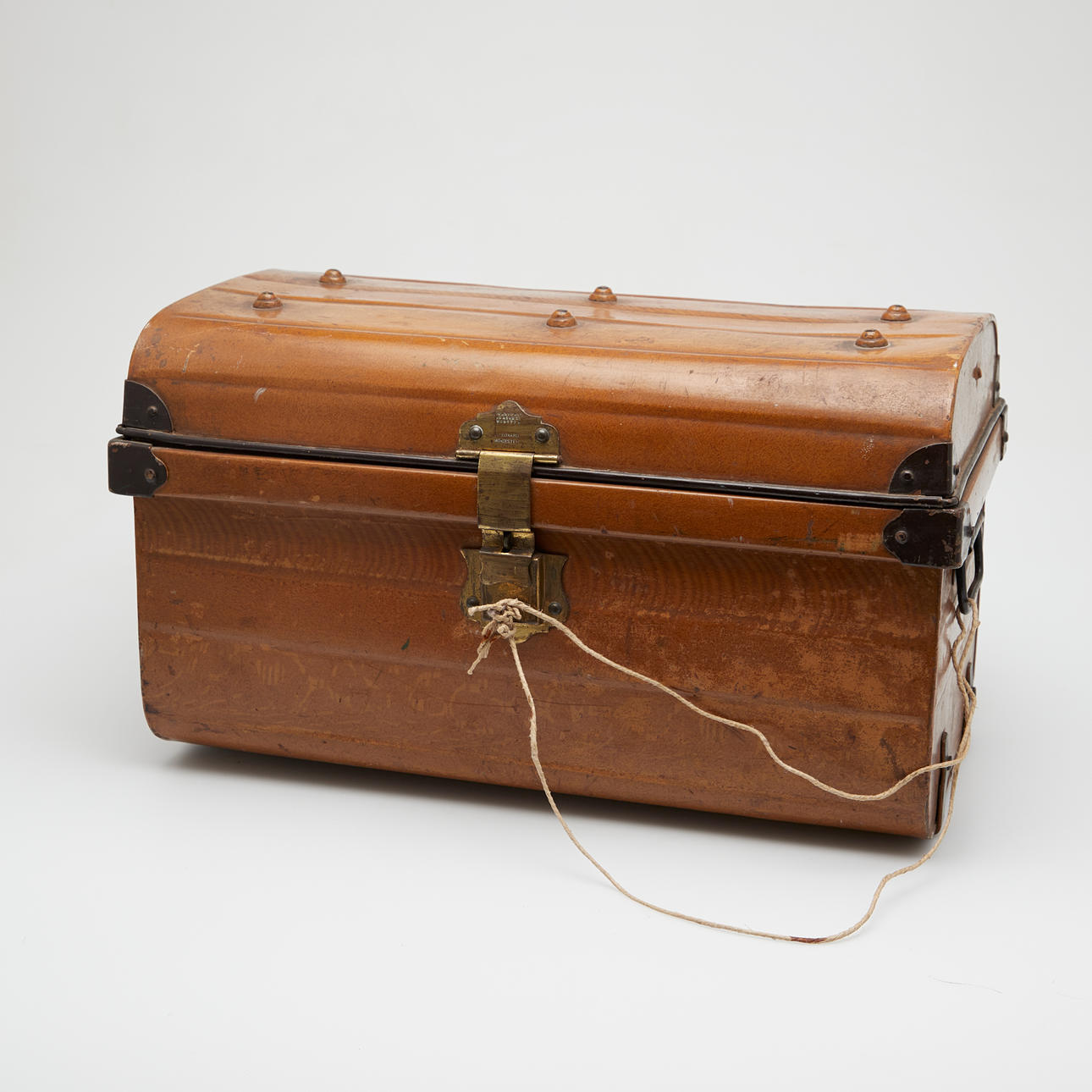 Englantilainen matkalaatikko/tinakotelo.