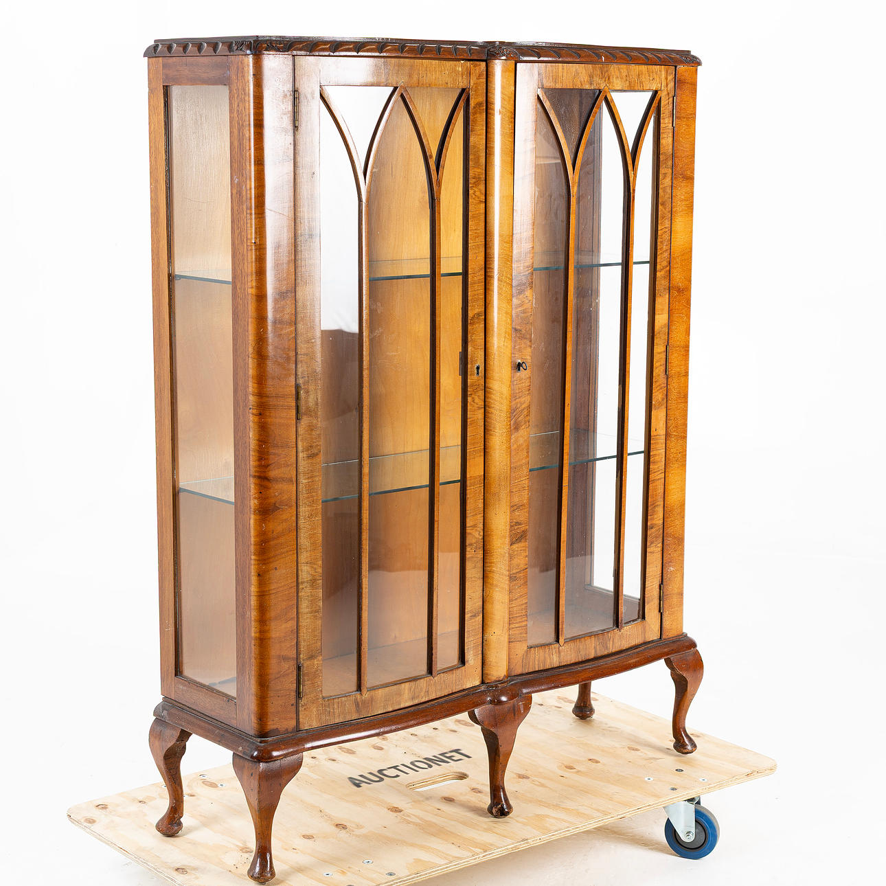 Eine englische Vitrine, erste Hälfte des 20. Jahrhunderts.