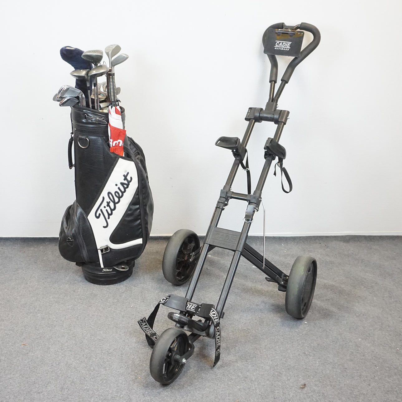 GOLFKLUBBOR med bag och vagn.