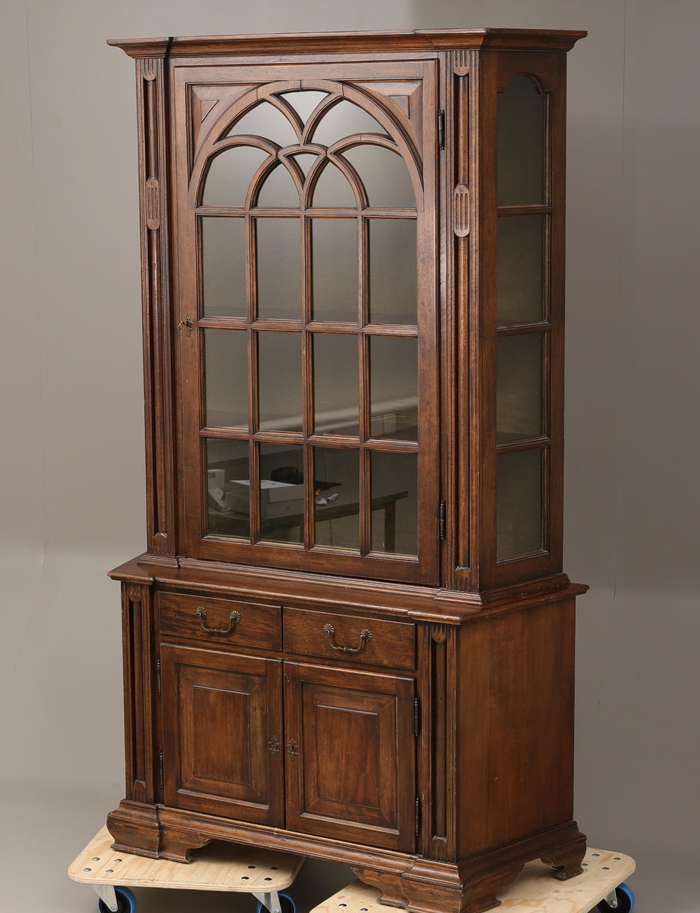 SKÅP med vitrindel, engelsk stil.