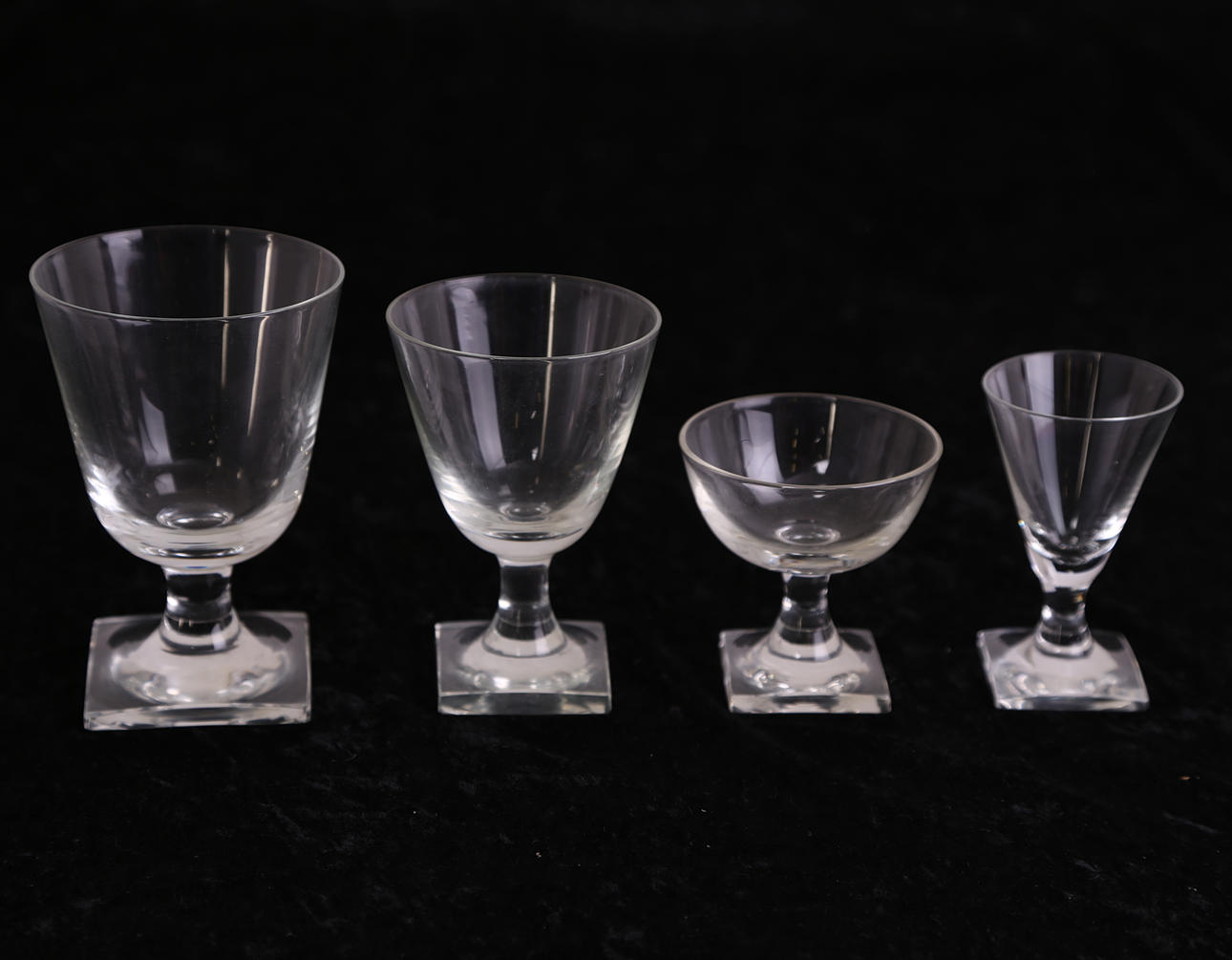 GLASSERVIS, 44 delar, fyrkantig fot, Mantorps glasbruk, 19-/2000-tal.