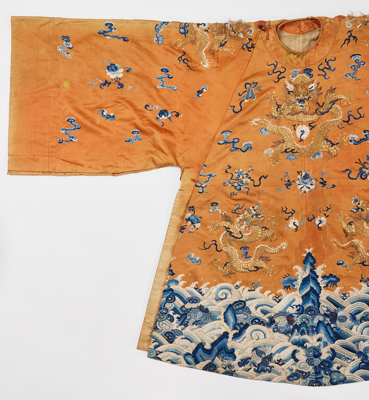 AN EMBROIDERED ORANGE-GROUND DRAGON ROBE. Asiatica - Auctionet