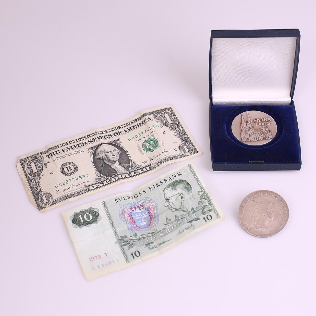 SEDLAR, 2 st + MEDALJ, silver + MYNT-BROSCH, silver.