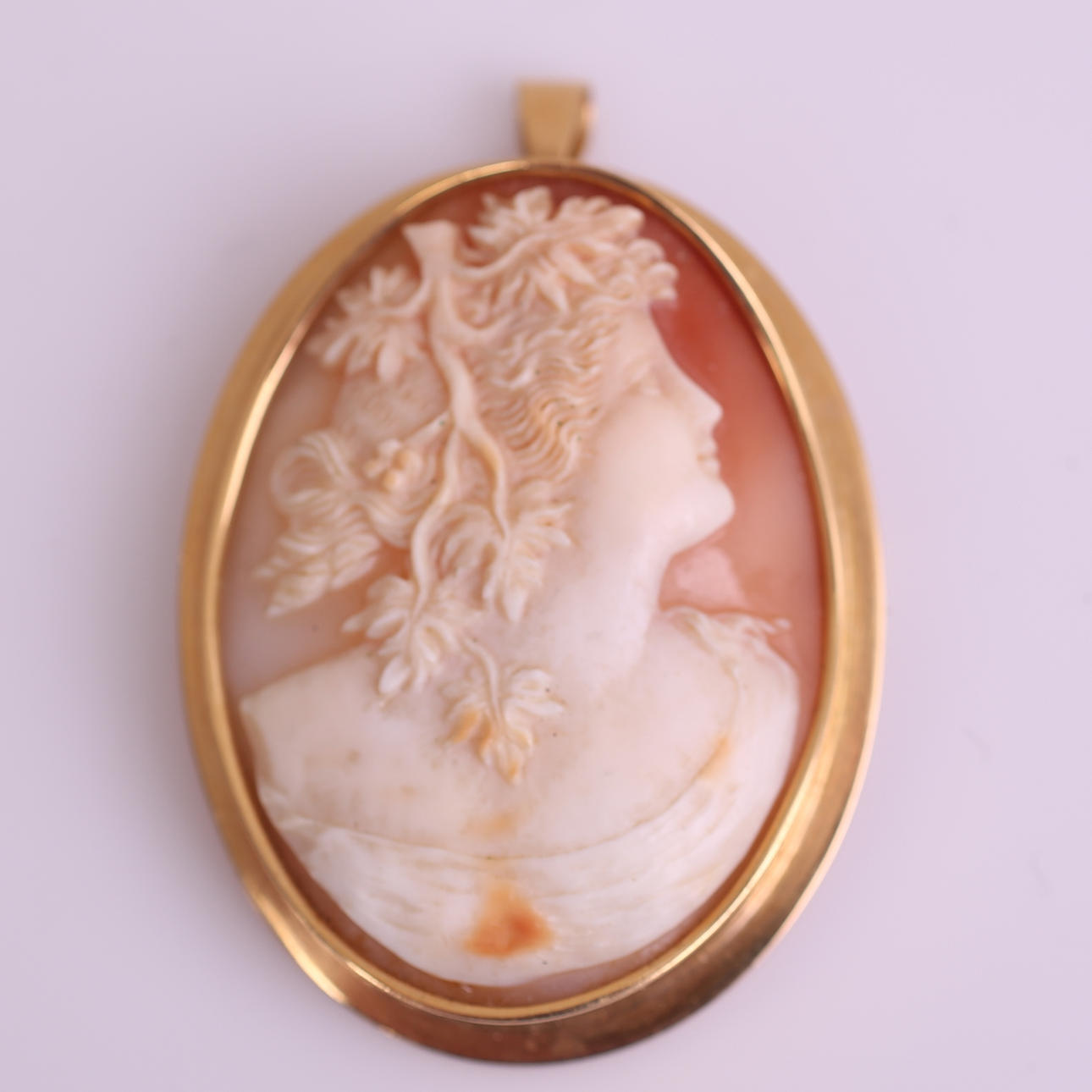 BROSCH, guld 18k, camé, R8= 1943, kvinna med växt.
