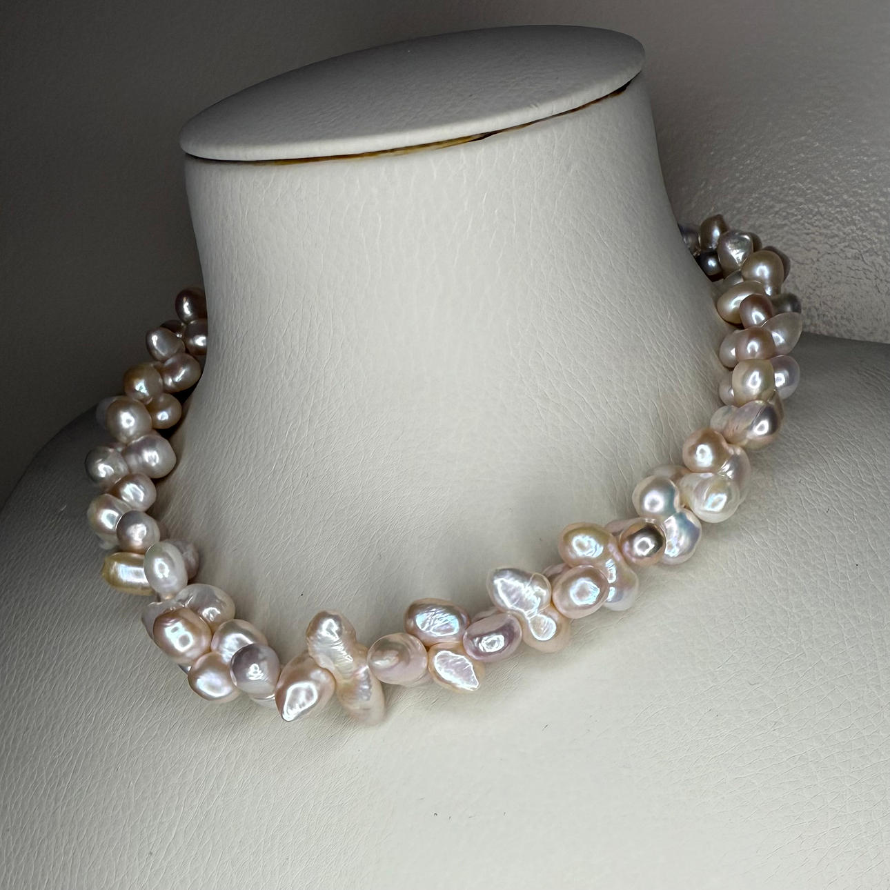 HELMI KAULAKORU barokkihelmistä.